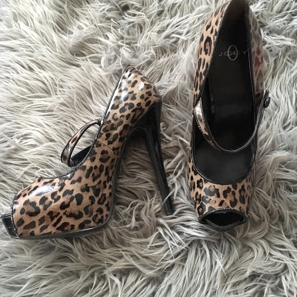 Cheetah print heels 👠